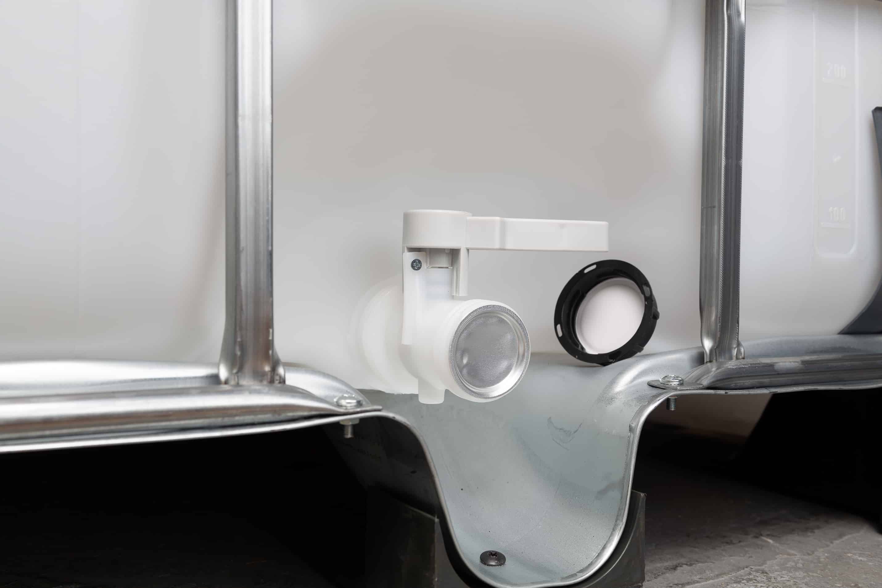 1.000l IBC Contailer auf Kunststoffpalette Ventil